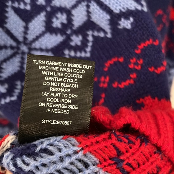 Buzzard Bay Men’s Christmas Shark Sweater - Picture 8 of 8